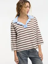 Remera tipo polo de manga 3/4 a rayas horizontales marrones y beige, con cuello celeste.