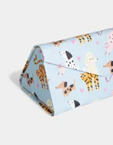 Estuche triangular plegable para anteojos, con cierre imantado y estampado de perros y gatos sobre fondo celeste.