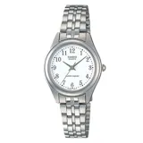 Reloj de pulsera Casio para mujer, con caja plateada de acero inoxidable y esfera blanca con números arábigos. El brazalete es de acero plateado con cierre desplegable.