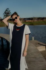 Vestido largo de algodón color marrón y negro, con corte de remera, tajos laterales y bordado geométrico en el frente.