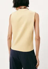 Chaleco de punto color amarillo pálido con cuello en V y cierre frontal con botones.