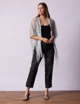Kimono plisado color gris, marca Do Jessica McClintock, con terminación de ruedo con flecos.