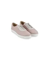 Sneakers de cuero color rosa pálido con detalles plateados en la puntera y el talón. Cordones plateados y suela blanca con textura.