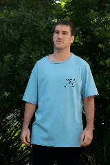 Remera celeste de algodón con estampado en la espalda de un perro con gafas de sol y un trago en la mano, con la palabra "MOOD" debajo.