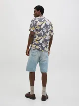 Camisa de manga corta con estampado floral, cuello resort y cierre con botones.