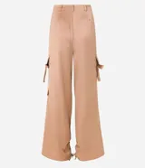 Pantalón wide leg de textura acetinada color café, con bolsillos cargo con solapa en los laterales y tira con moña en los bolsillos y en la barra. Cintura con trabillas y cierre por botón y cremallera.