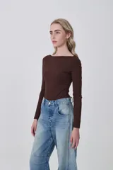 Body blanco de manga larga, corte ajustado al cuerpo, con escote bote.