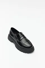 Mocasines negros de símil cuero con plataforma chunky de 4cm y detalle de flecos. 