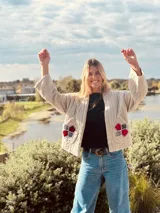 Campera negra capitoneada de algodón con figuras geométricas bordadas a mano en terciopelo.