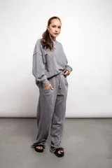 Buzo color marrón con corte suelto y cuello redondo.