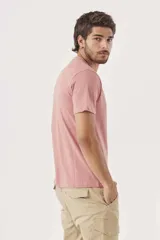 Remera gris de corte clásico con cuello redondo y mangas cortas.