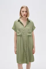 Vestido camisero azul de viscosa con cuello, botones y mangas cortas.