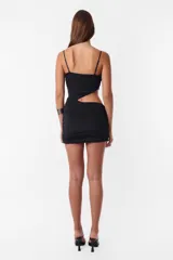 Vestido corto negro de microfibra con forro de microtul, escote con drapeado, breteles elásticos regulables y abertura lateral.