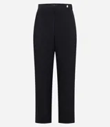 Pantalón de sastrería negro, corte wide leg, con talle medio y detalle de traspase con botón dorado en la cintura.