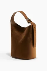 Cartera bombonera marrón de gamuza con correa ajustable y asa de hombro.