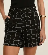 Short de vestir negro con estampado de líneas curvas blancas, de corte recto y cintura alta.
