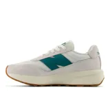 Championes New Balance modelo U370, color blanco con detalles en verde y suela marrón.