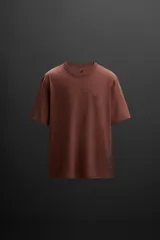 Camiseta color ladrillo de corte relaxed fit, cuello redondo y manga corta.