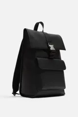 Mochila negra con acabado engomado, solapa y hebilla de liberación rápida. Tiene un bolsillo frontal con cierre imantado, asa de mano, dos asas de hombro ajustables, parte posterior acolchada y banda de sujeción para equipaje. El interior cuenta con un bolsillo con cierre y un compartimento para dispositivos electrónicos de hasta 13 pulgadas.