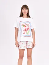Conjunto de pijama de verano, compuesto por remera blanca de mangas cortas con estampa de langosta y short con estampado de langostas, cangrejos y motivos playeros.