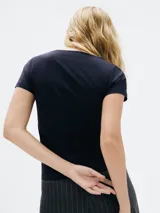 Camiseta de manga corta color terracota, con cuello redondo y corte ajustado.