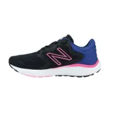 Championes New Balance 521 para running, color negro con detalles en azul y rosa.