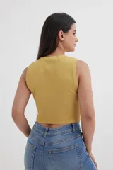 Musculosa tejida color celeste, de corte ajustado y cuello redondo.