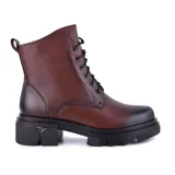 Bota de cuero color marrón con cordones negros, suela de goma negra con plataforma y detalle de logo metálico en el lateral.