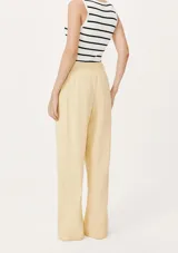Pantalón de vestir color marrón, de corte recto y tiro alto, con bolsillos laterales y presillas para cinturón.