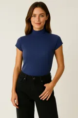 Top de manga corta color azul marino, con cuello tipo polera (mock neck) y tejido acanalado.