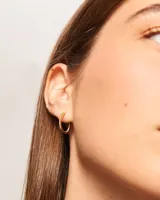 Aros de plata bañada en oro con circonitas, diseño elegante y versátil.