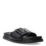 Sandalias negras con banda ancha y hebilla rectangular.