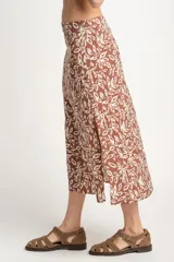 Falda midi de viscosa color marrón con estampado de hojas en color crema.