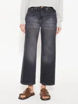 Pantalón de jean negro de corte recto, con largo a la altura de los tobillos y diseño de paneles triangulares en los laterales.