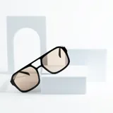 Lentes de sol con montura cuadrada negra y lentes color caramelo con protección UV400.