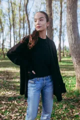 Maxi cardigan negro de lana merino con bordado floral a mano.