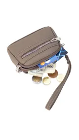 Monedero de cuero sintético color gris topo, con correa de mano. Tiene dos compartimentos con cierre y un bolsillo frontal pequeño.