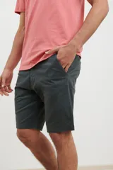 Bermuda de gabardina color marrón con bolsillos laterales y traseros.