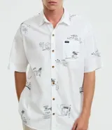 Camisa masculina de tricolina, corte relaxed, manga corta, cuello inglés, abotonada y con estampado minimalista de palmeras e islas.