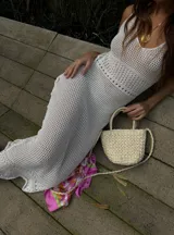 Vestido largo tejido a crochet color blanco, con breteles finos y falda recta.