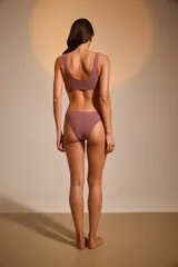 Bombacha vedetina color rosa con brillos.