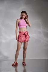 Short holgado con estampado multicolor de flores, cinturilla con lazo y diseño suelto.