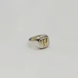 Anillo plateado con el símbolo de psicología en oro.