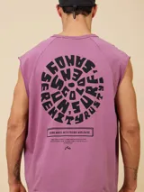 Musculosa celeste con estampado circular en el pecho.