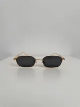 Lentes de sol con armazón metálico dorado y lentes rectangulares color negro.