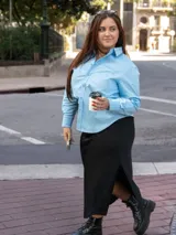 Camisa blanca de corte clásico con tejido suave y textura cálida, de manga larga y botones al tono.