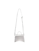 Bolso bandolera plateado de poliuretano con correa ajustable y solapa.