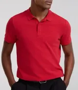 Polo de hombre slim fit color beige, confeccionada en tejido de media malla acanalada de algodón sostenible, con cuello clásico con botones y mangas cortas.