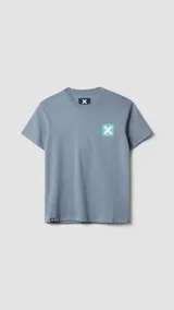 Camiseta celeste de algodón orgánico con cuello redondo y manga corta. Estampado en la espalda con un cuadrado turquesa y una cruz blanca en el centro.