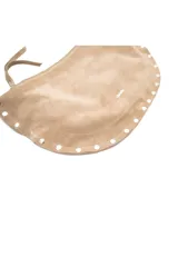 Bandolera de gamuza color camel, con forma curva y tamaño mediano. Presenta correa ajustable, tachuelas metálicas en el borde inferior y logo discreto en el centro.